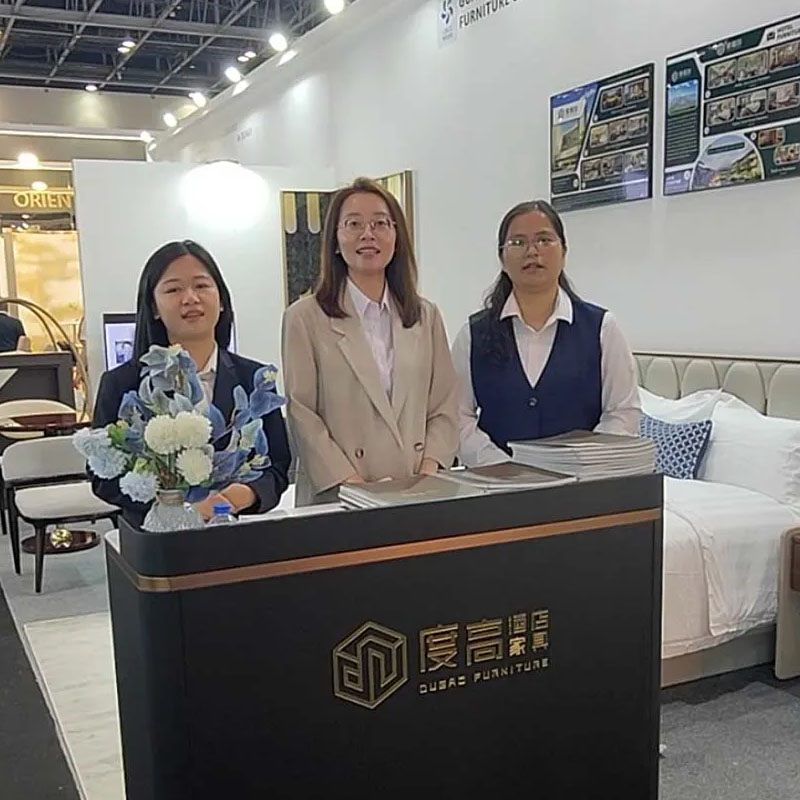 대외 무역 팀은 전시회에서 두바이로 여행하는 동안 그룹 사진을 찍었습니다.